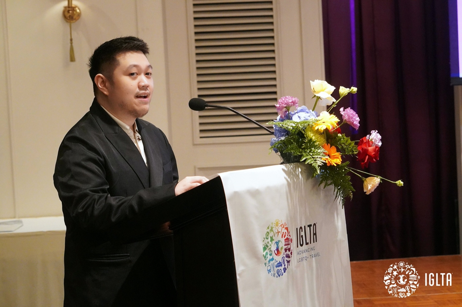 พงศธรจาก Pride Ready Asia กล่าวบนเวที IGLTA Travel Reception Bangkok ณ lebua at State Tower